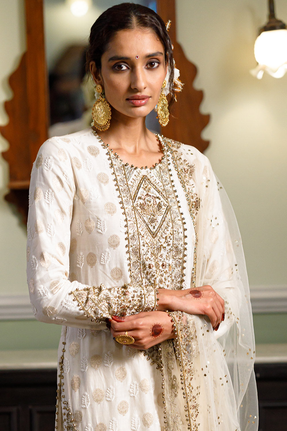 Gauhar Off White Kurta And Straight Pant Set